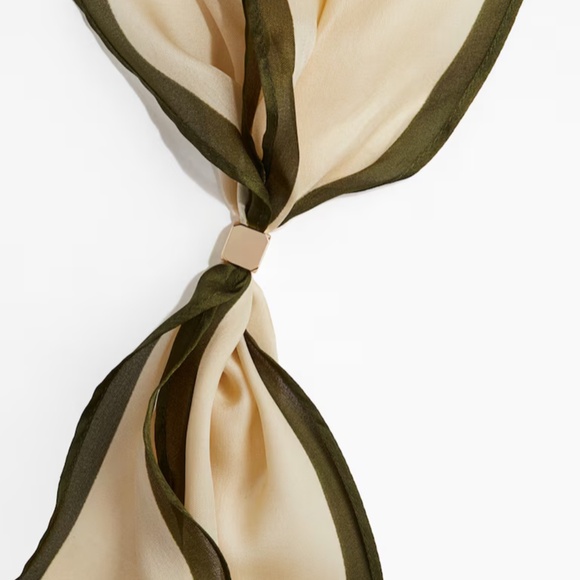 H&M Small Triangular Scarf .NWT. - Picture 5 of 5